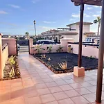 Pueblo Con Piscina Majanicho