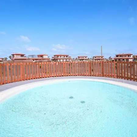 Pueblo Con Piscina بيت للعطل *